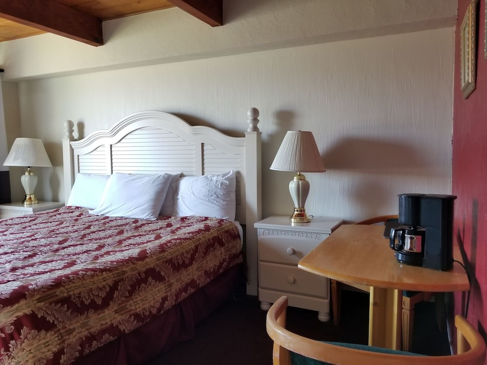 Basic Room, 1 Queen Bed, Refrigerator & Microwave photo 3