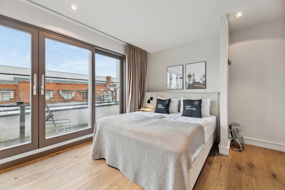 Suite S + balcony + city view photo 2