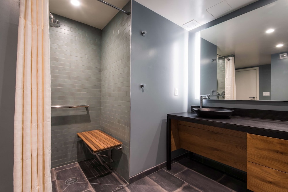 Suite, 1 Bedroom, Accessible, Partial Ocean View (Plus, 1 King, 3x3 Shower)