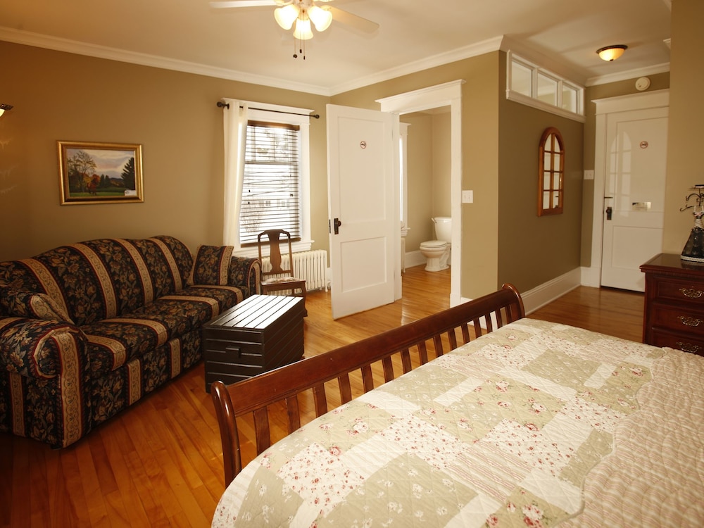 Family Room, 1 Queen Bed with Sofa bed, Private Bathroom (South West) photo 1