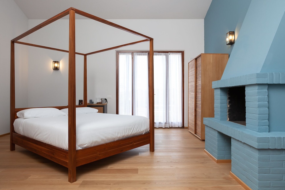 Superior Suite, 1 Bedroom, Fireplace, Garden Area