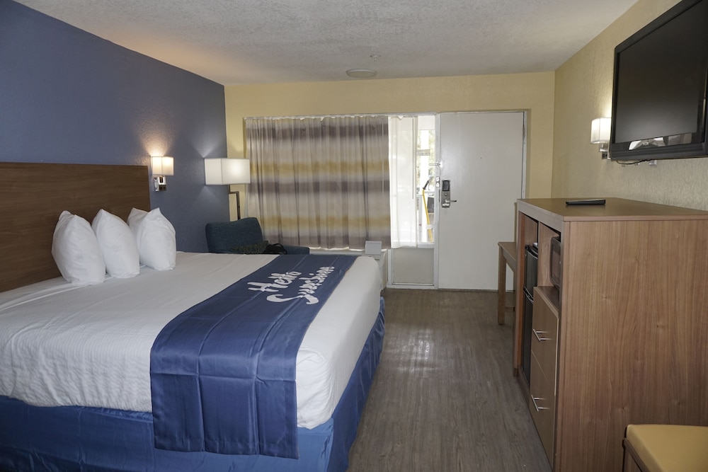 Basic Room, 1 King Bed, Accessible, Non Smoking (Mobility) - Photo 3