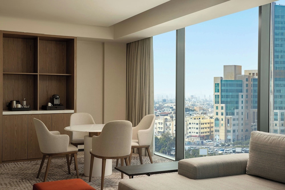 Executive Suite, 1 King Bed - Photo 4