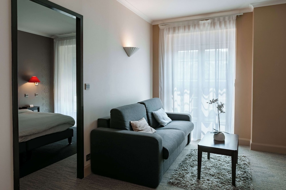 Family Suite, 1 King Bed with Sofa bed, Non Smoking (with Sofabed) photo 2