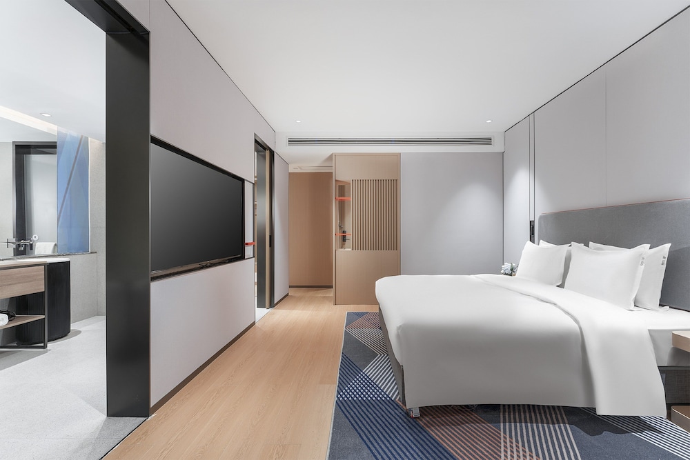 Suite, 1 King Bed photo 2