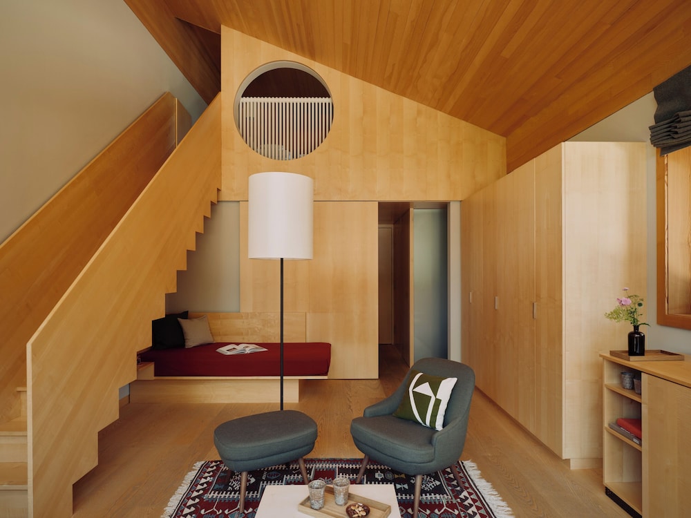 Room, Mezzanine (Rote Wand)