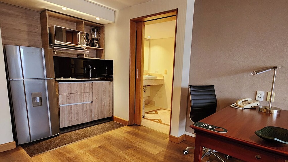 Business Suite, 1 Queen Bed with Sofa bed, Kitchen, City View - Photo 3