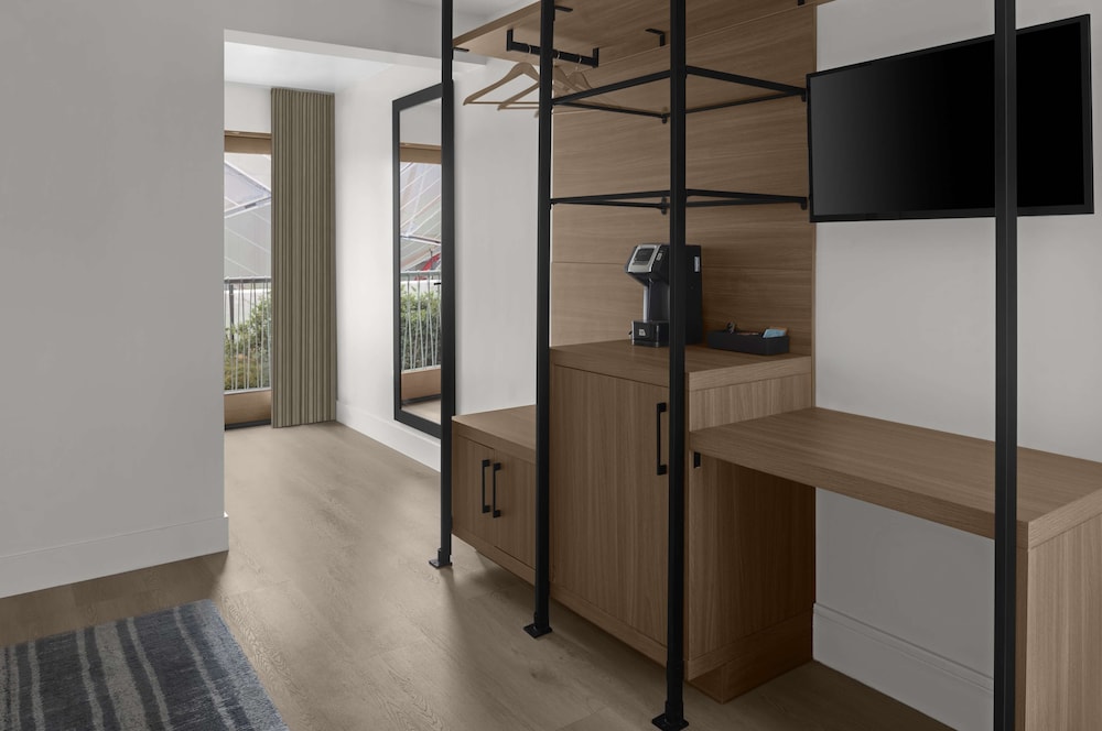 Premier Room, 1 King Bed - Photo 3