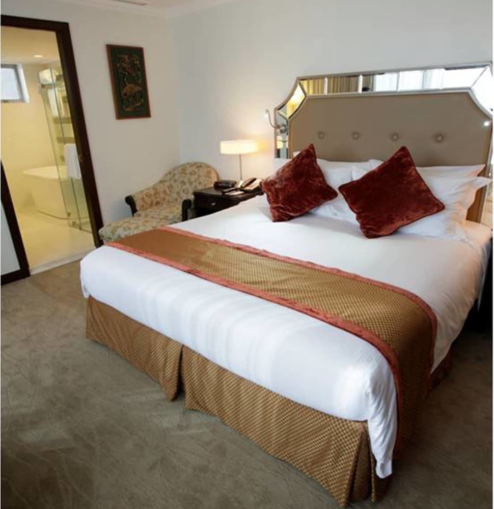 One-Bedroom Suite - Photo 3