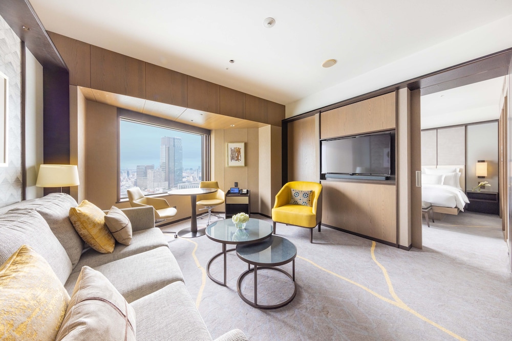 Suite, 1 King Bed, Club Lounge Access (Tori)