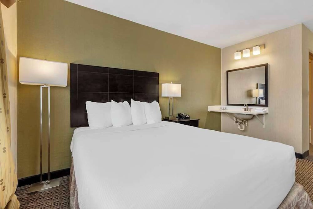 Standard Suite, 1 Queen Bed, Accessible, Bathtub - Photo 1