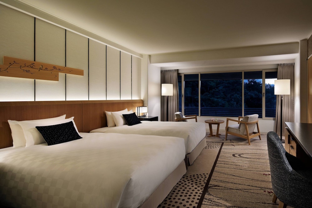 Executive Suite, 2 Twin Beds - Photo 2