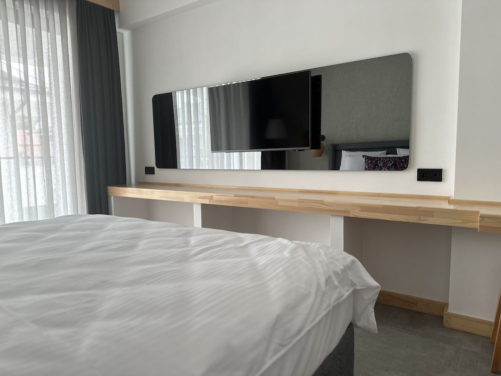 Classic Room, 1 King Bed, Non Smoking, Balcony - Photo 2