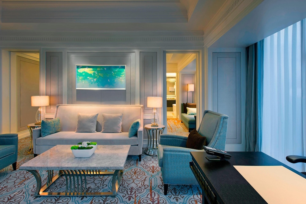 Club lounge access, 1 Bedroom Larger Suite, 1 King, Sea view photo 1