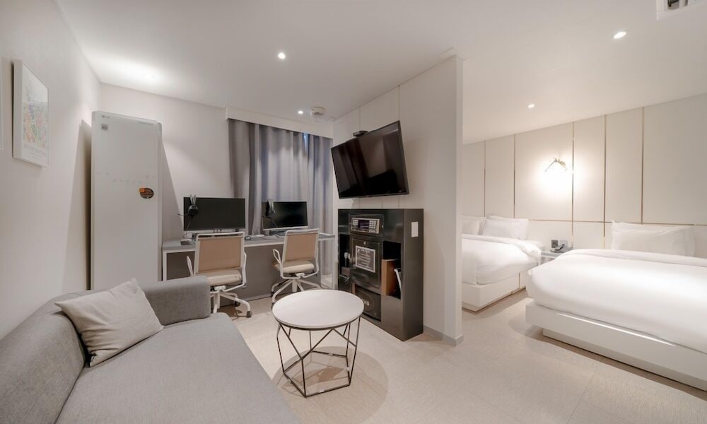 Suite - Photo 1