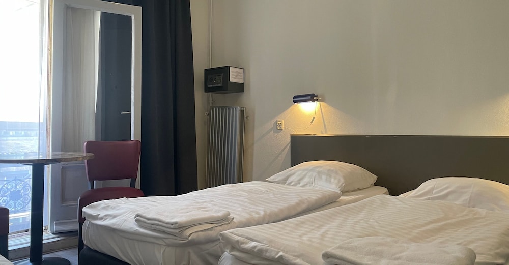 Deluxe Triple Room, 3 Twin Beds, Private Bathroom, City View photo 2