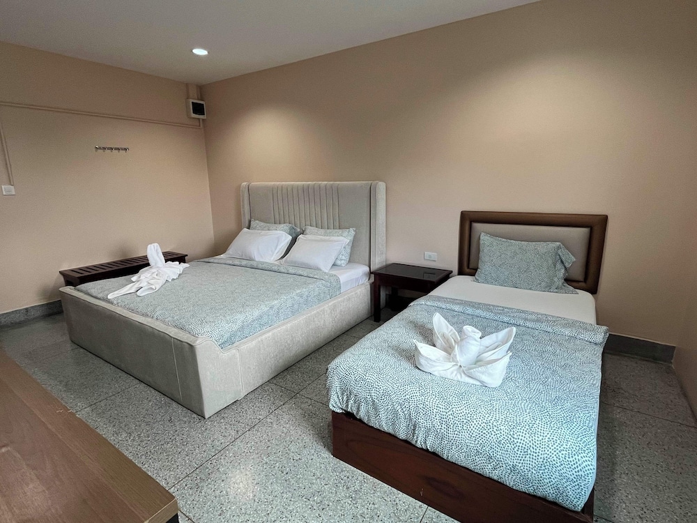 Comfort Room, Multiple Beds, Non Smoking photo 2
