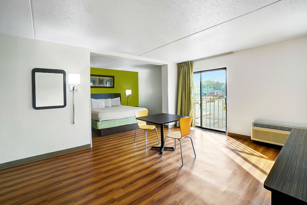 Standard Room, 1 King Bed, Non Smoking, Refrigerator & Microwave photo 2