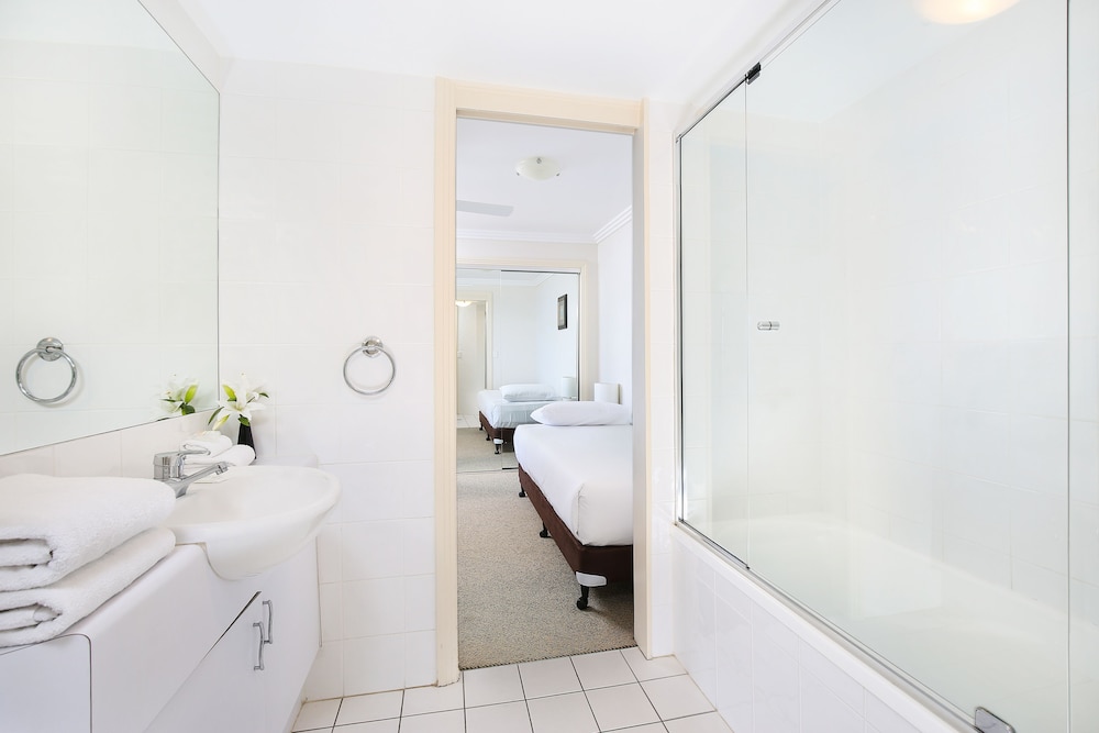 Absolute Waterfront 2 Bedroom Apartment with Spa, photo 6