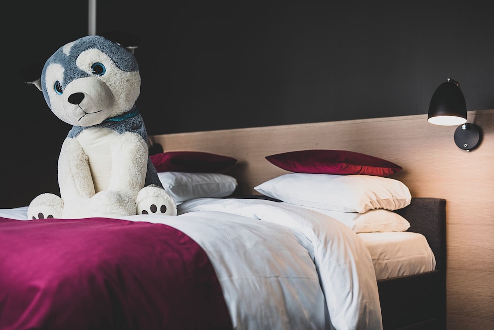 Standard Room, 1 King Bed (POSH) thumbnail 5
