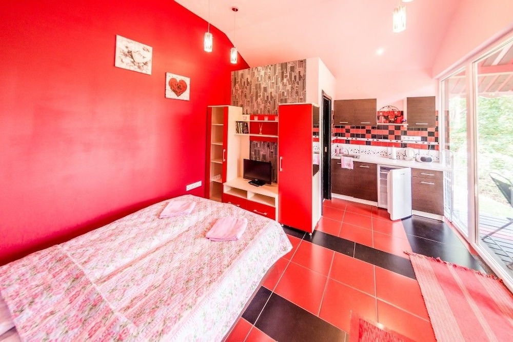 Cottage (Red) photo 2