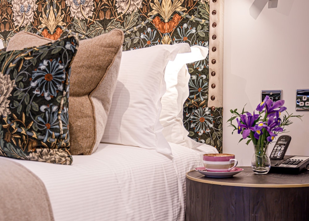 Luxury King Room - Photo 17