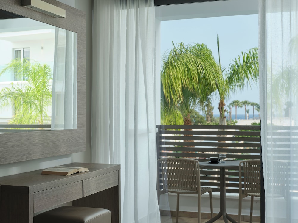 Deluxe Double Room Side Sea View photo 3