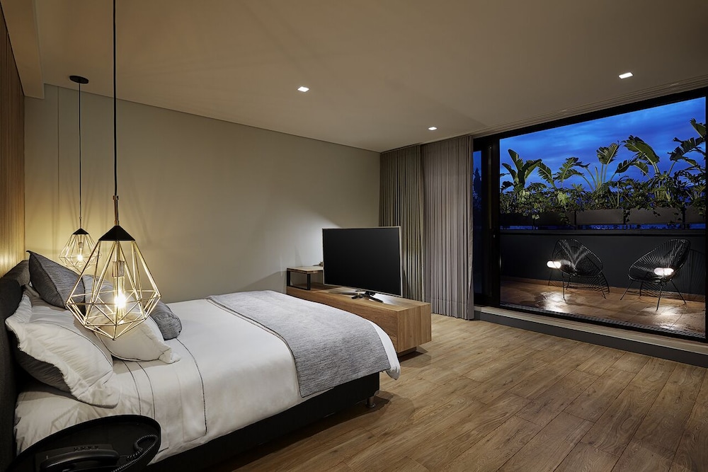 Deluxe Suite, 1 King Bed, Jetted Tub, Mountain View photo 1