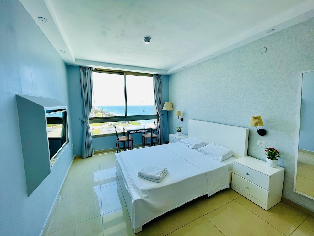 Signature Suite Mini Jetted Pool Sea View