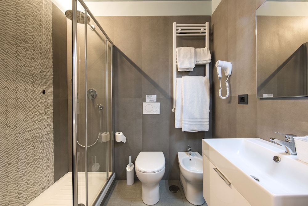 Standard Double or Twin Room - Photo 8