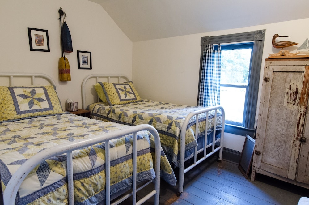 Room, 1 Full Bed and 2 Twin Beds, Shared Bath photo 1