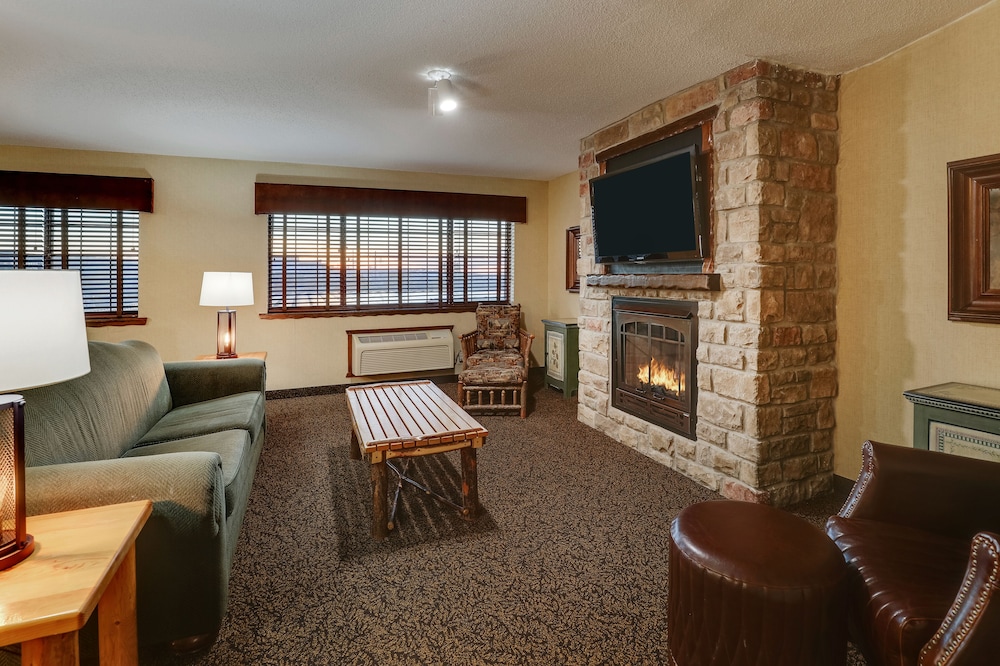 Theme Suite with Whirlpool - Photo 1