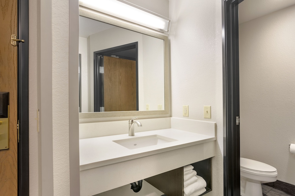Room, Multiple Beds, Non Smoking - Photo 7