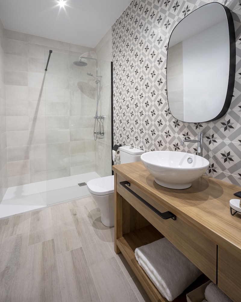 Family Apartment, Private Bathroom, Courtyard View (2 Habitaciones) - Photo 5