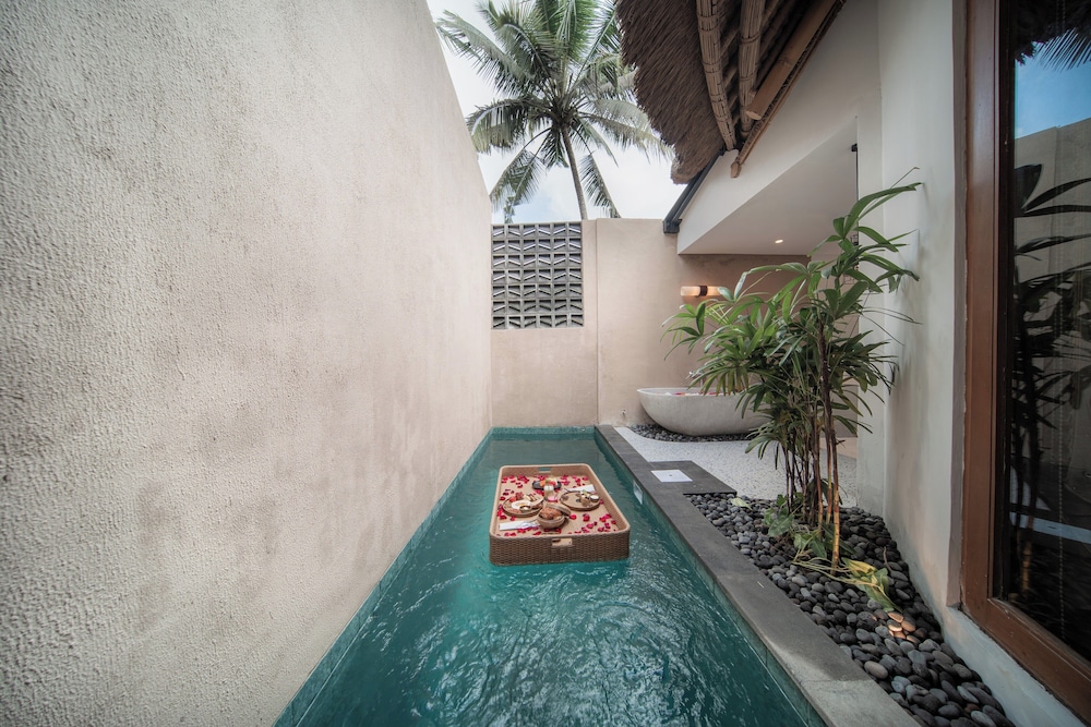 Cottage with Pool - Photo 9