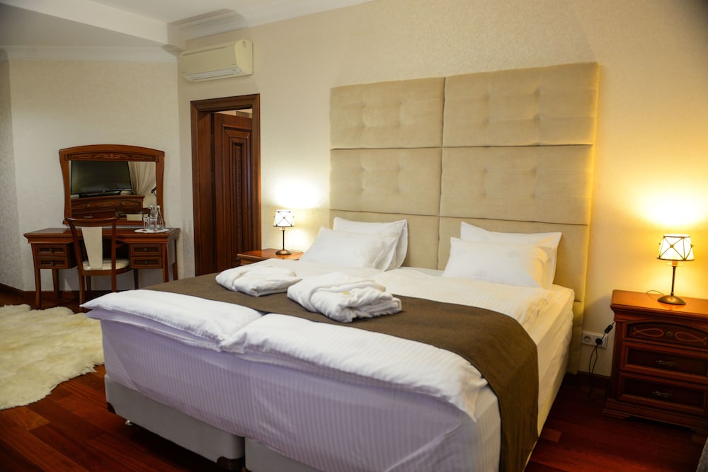 Royal Suite, 1 King Bed with Sofa bed, Garden View photo 2