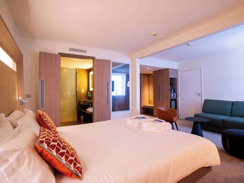 Executive Room, 1 Queen Bed with Sofa bed (with double bed and sofa for 2 person)