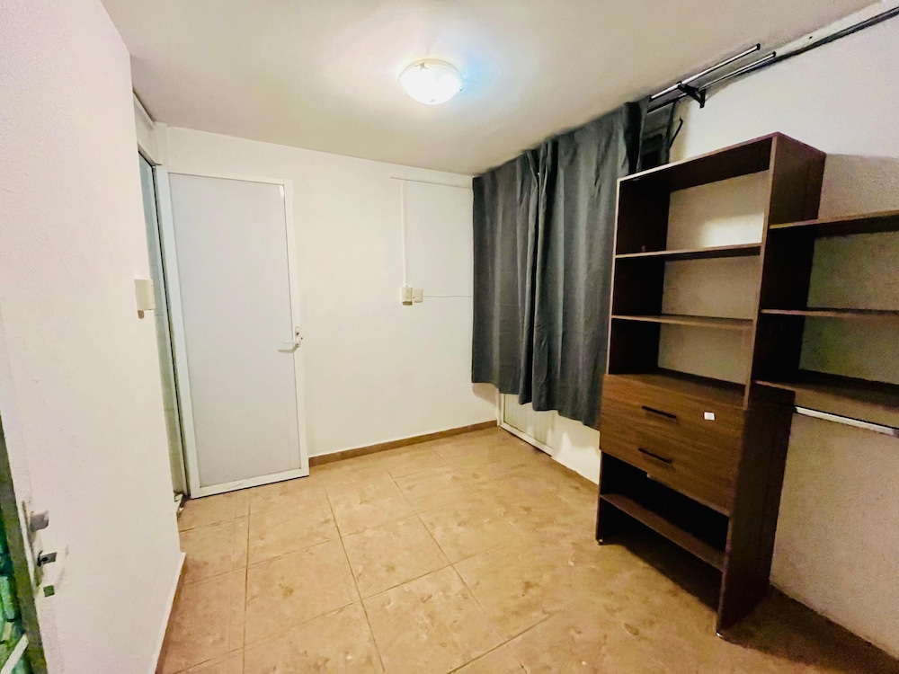 Basic Room, 1 Queen Bed photo 3