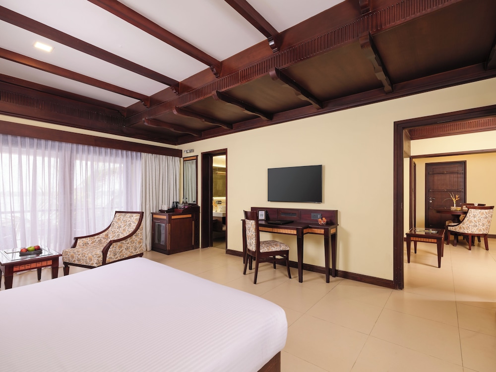 Lake View Suite with Balcony - Photo 2
