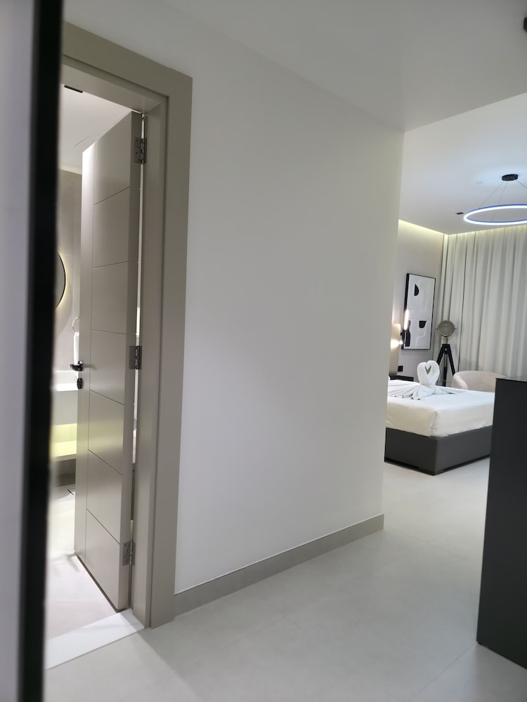 Premium Room, 1 King Bed photo 3