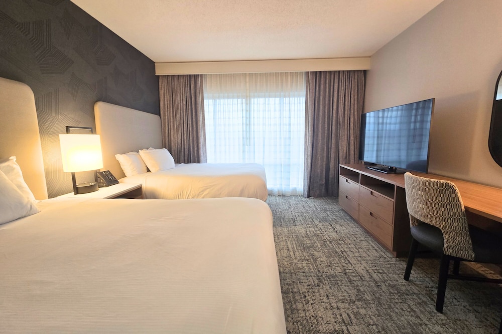 Suite, 2 Queen Beds (Roll-In Shower)