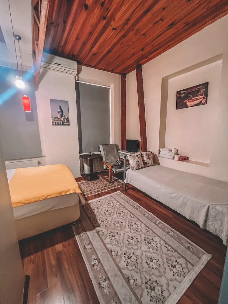 Standard Room, 1 Queen Bed photo 3