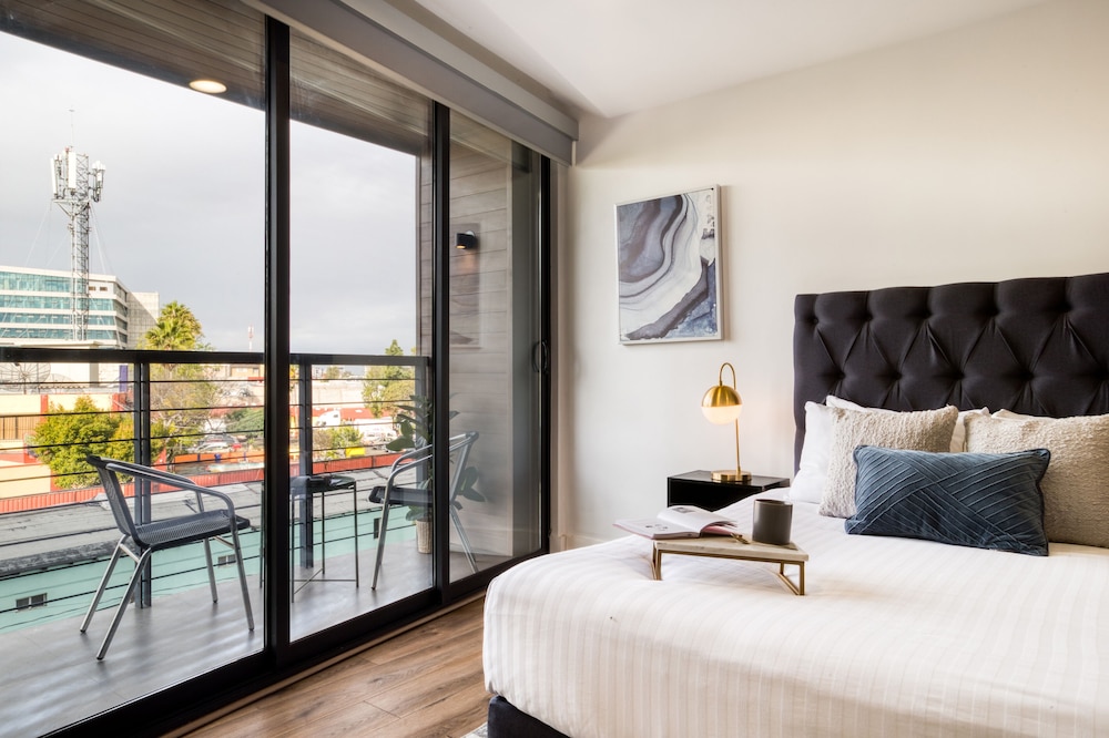 Elegant Apartment with Balcony photo 2