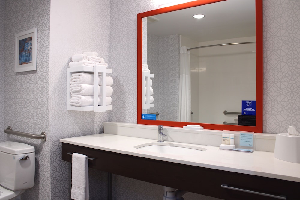Room, 1 King Bed, Accessible (Mobility, Roll-In Shower) - Photo 4