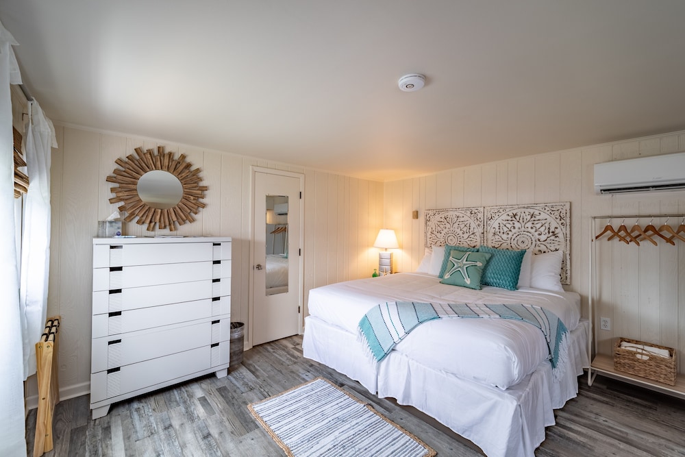 Deluxe Studio, 1 King Bed with Sofa bed, Non Smoking (Cottage King Efficiency)