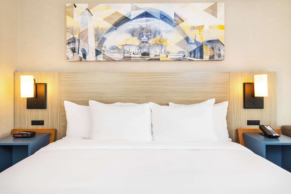 Room, 1 King Bed, Non Smoking (Upgrade) - Photo 7