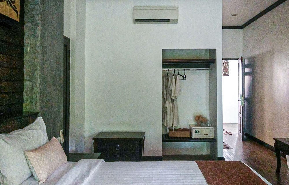 Deluxe Room with Pool View and Beachside - Photo 2
