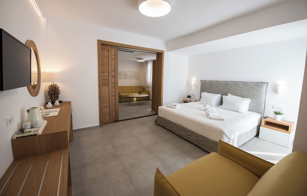 Family suite with side sea view