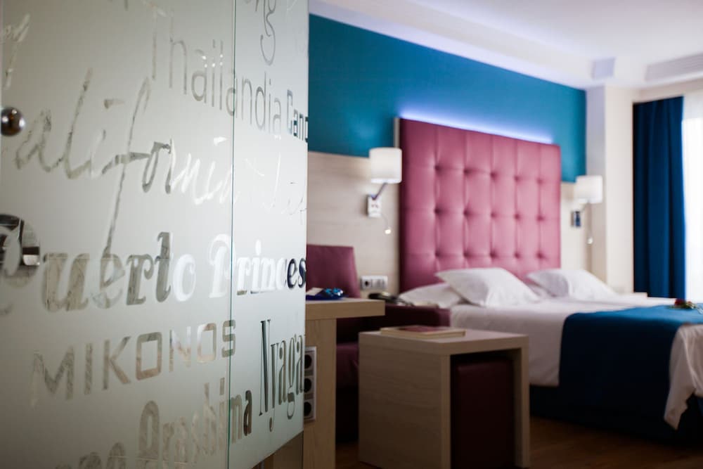 Superior Double Room, Balcony, Sea View thumbnail 5