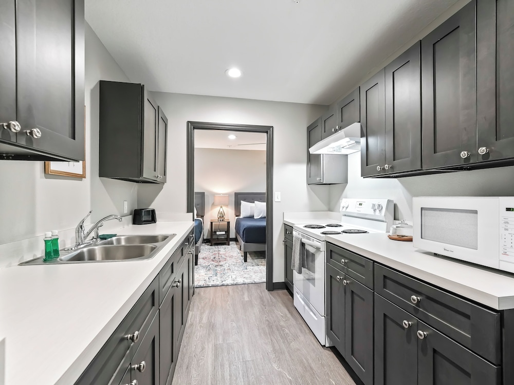 2 Queen Beds, 1-Bedroom Suite, Living Room, Non-Smoking - Photo 12